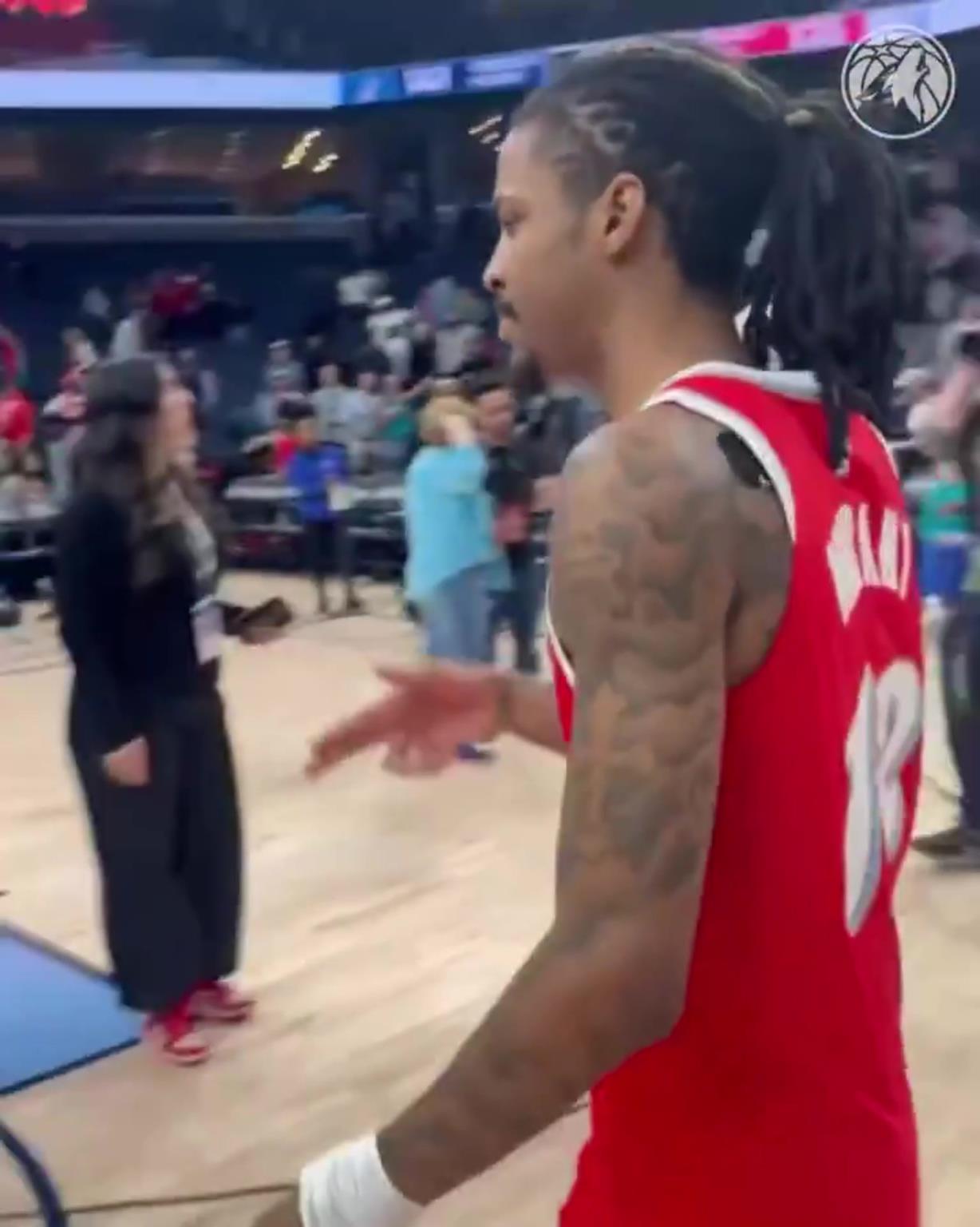 笑死！莫兰特赛后与华子握手，竟然也是比出“手枪”的手势